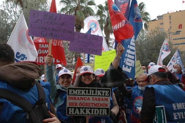 İNSANCA YAŞAMAK İÇİN MAAŞLARIMIZA YÜZDE 100 ZAM İSTİYORUZ